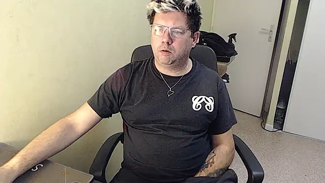 Snapshot of blueandwhite1 chatting on January 2, 5:39 pm blueandwhite1 online show from January 2, 5:39 pm