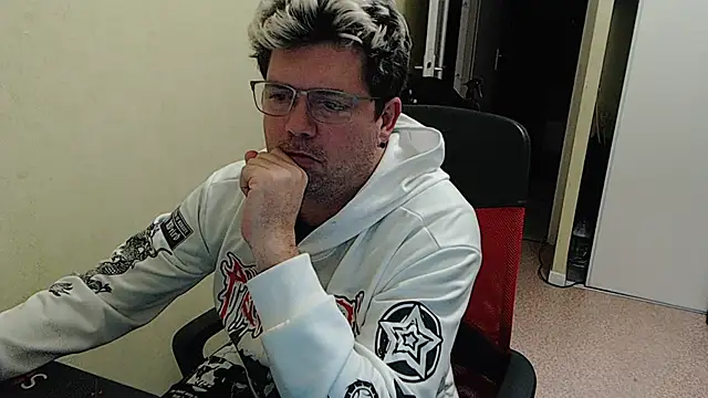 Snapshot of blueandwhite1 chatting on January 3, 10:08 pm blueandwhite1 online show from January 3, 10:08 pm