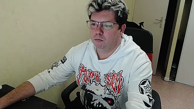 Snapshot of blueandwhite1 chatting on January 6, 5:38 pm blueandwhite1 online show from January 6, 5:38 pm