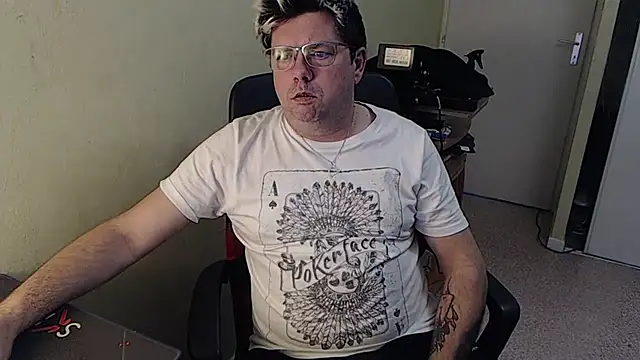 Snapshot of blueandwhite1 chatting on January 7, 3:33 pm blueandwhite1 online show from January 7, 3:33 pm