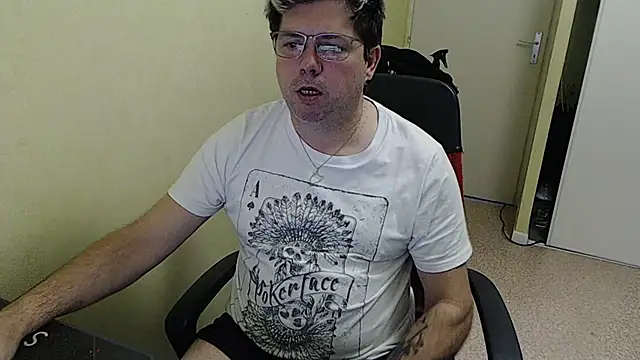 Snapshot of blueandwhite1 chatting on January 8, 8:27 am blueandwhite1 online show from January 8, 8:27 am