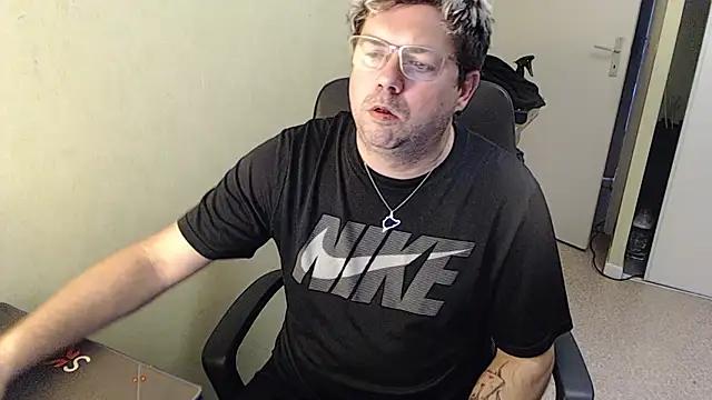 Snapshot of blueandwhite1 chatting on January 10, 3:37 pm blueandwhite1 online show from January 10, 3:37 pm