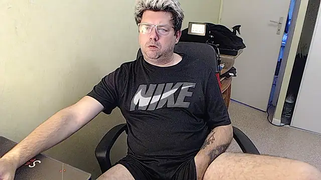 Snapshot of blueandwhite1 chatting on January 11, 8:11 am blueandwhite1 online show from January 11, 8:11 am