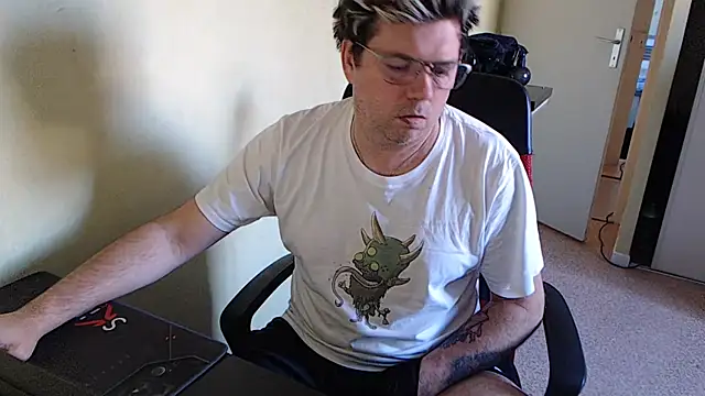 Snapshot of blueandwhite1 chatting on January 15, 3:29 pm blueandwhite1 online show from January 15, 3:29 pm