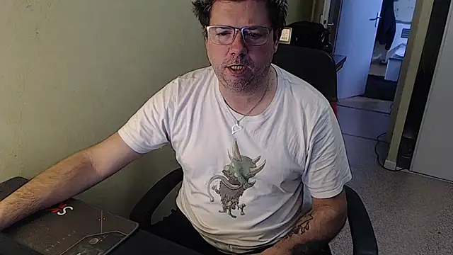 Snapshot of blueandwhite1 chatting on January 18, 8:52 am blueandwhite1 online show from January 18, 8:52 am