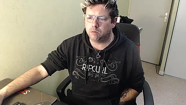 Snapshot of blueandwhite1 chatting on January 25, 8:10 pm blueandwhite1 online show from January 25, 8:10 pm