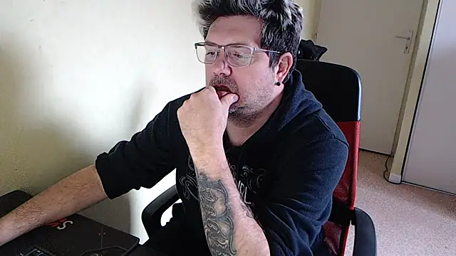 Snapshot of blueandwhite1 chatting on January 26, 1:36 pm blueandwhite1 online show from January 26, 1:36 pm