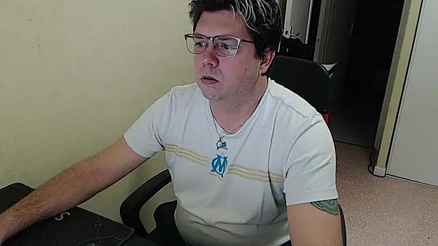 Snapshot of blueandwhite1 chatting on January 26, 5:44 pm blueandwhite1 online show from January 26, 5:44 pm