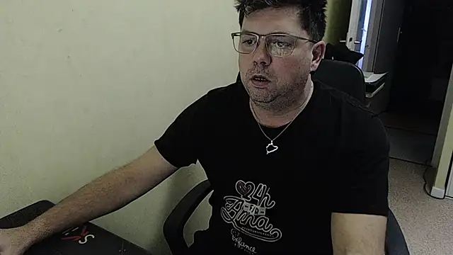 Snapshot of blueandwhite1 chatting on January 30, 3:19 pm blueandwhite1 online show from January 30, 3:19 pm