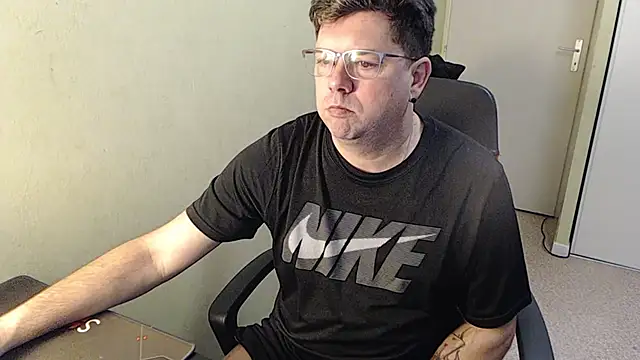 Snapshot of blueandwhite1 chatting on February 1, 9:54 am blueandwhite1 online show from February 1, 9:54 am