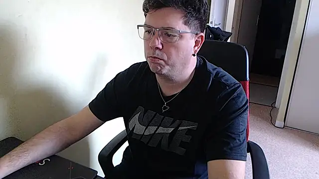 Snapshot of blueandwhite1 chatting on February 1, 12:58 pm blueandwhite1 online show from February 1, 12:58 pm