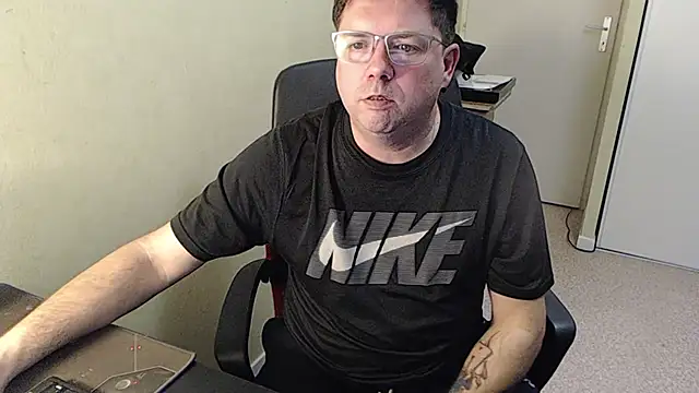 Snapshot of blueandwhite1 chatting on February 1, 9:19 pm blueandwhite1 online show from February 1, 9:19 pm