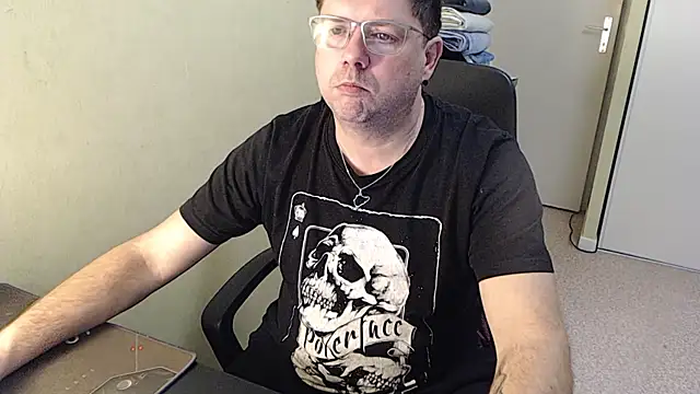 Snapshot of blueandwhite1 chatting on February 3, 5:24 pm blueandwhite1 online show from February 3, 5:24 pm