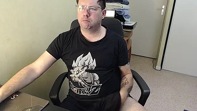 Snapshot of blueandwhite1 chatting on February 5, 8:21 am blueandwhite1 online show from February 5, 8:21 am