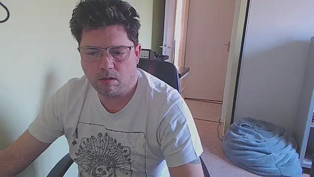 Snapshot of blueandwhite1 chatting on February 19, 3:27 pm blueandwhite1 online show from February 19, 3:27 pm