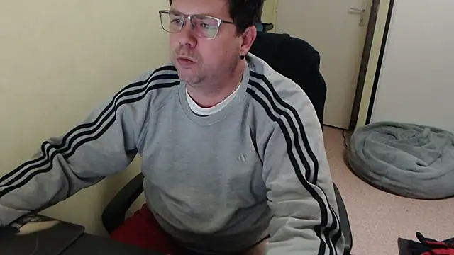 Snapshot of blueandwhite1 chatting on March 1, 8:21 pm blueandwhite1 online show from March 1, 8:21 pm