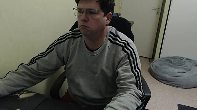 Snapshot of blueandwhite1 chatting on March 7, 8:44 pm blueandwhite1 online show from March 7, 8:44 pm