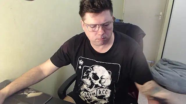 Snapshot of blueandwhite1 chatting on March 12, 8:19 am blueandwhite1 online show from March 12, 8:19 am