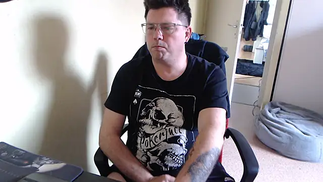 Snapshot of blueandwhite1 chatting on March 12, 3:40 pm blueandwhite1 online show from March 12, 3:40 pm