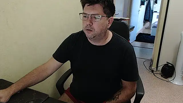 Snapshot of blueandwhite1 chatting on October 1, 6:52 am blueandwhite1 online show from October 1, 6:52 am