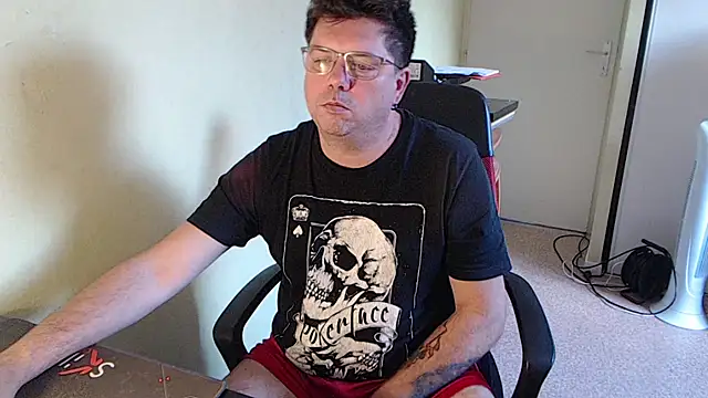 Snapshot of blueandwhite1 chatting on October 4, 7:50 am blueandwhite1 online show from October 4, 7:50 am