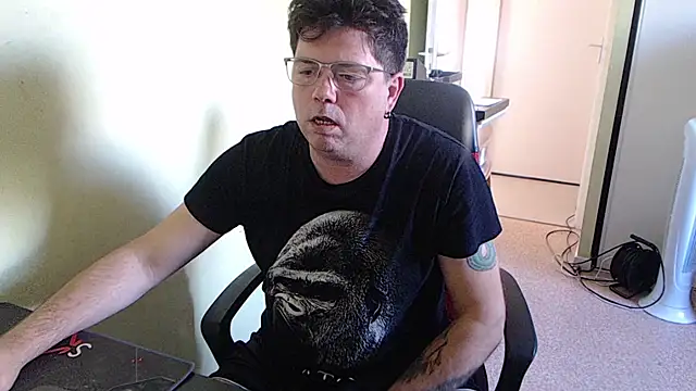 Snapshot of blueandwhite1 chatting on October 7, 2:25 pm blueandwhite1 online show from October 7, 2:25 pm