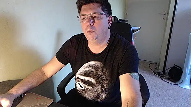 Snapshot of blueandwhite1 chatting on October 8, 7:17 am blueandwhite1 online show from October 8, 7:17 am