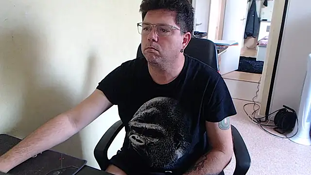 Snapshot of blueandwhite1 chatting on October 9, 2:48 pm blueandwhite1 online show from October 9, 2:48 pm