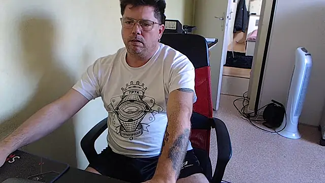 Snapshot of blueandwhite1 chatting on October 18, 9:21 am blueandwhite1 online show from October 18, 9:21 am