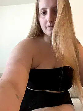 Snapshot of young_hailey chatting on October 17, 7:55 am young hailey online show from October 17, 7:55 am