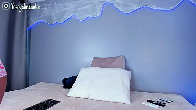 Snapshot of AlinaSweett_ chatting on October 28, 2:20 pm AlinaSweett online show from October 28, 2:20 pm