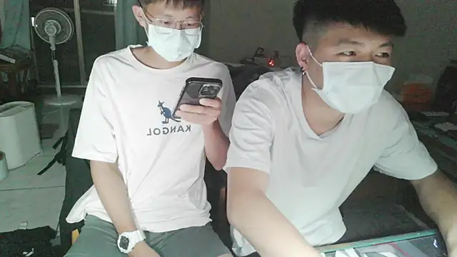 zhu000000 online show from April 10, 2:33 pm