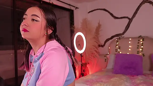 Snapshot of SarahCastro1_ chatting on December 17, 5:13 am SarahCastro1 online show from December 17, 5:13 am