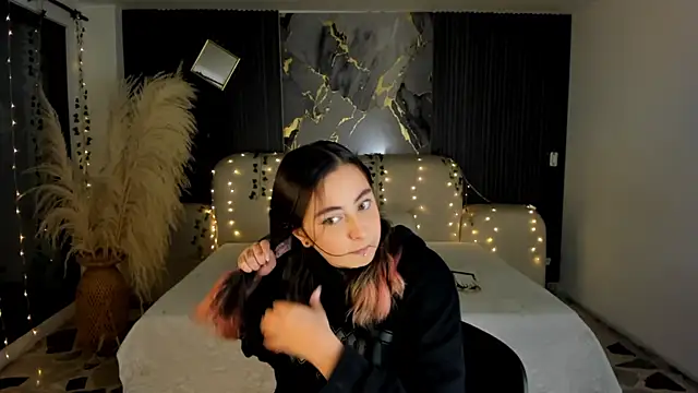 Snapshot of SarahCastro1_ chatting on January 7, 4:37 am SarahCastro1 online show from January 7, 4:37 am