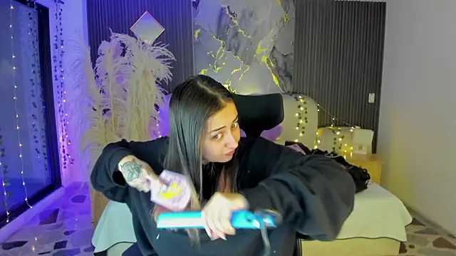 Snapshot of SarahCastro1_ chatting on February 7, 4:05 am SarahCastro1 online show from February 7, 4:05 am