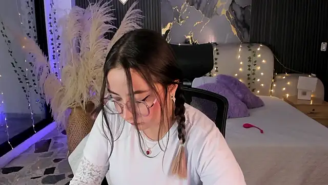 Snapshot of SarahCastro1_ chatting on February 15, 7:51 am SarahCastro1 online show from February 15, 7:51 am