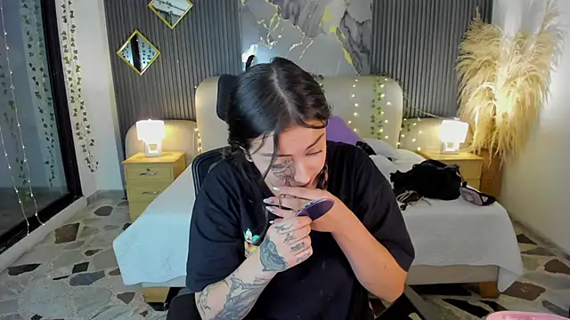 Snapshot of SarahCastro1_ chatting on February 17, 4:20 am SarahCastro1 online show from February 17, 4:20 am