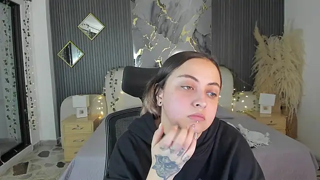 Snapshot of SarahCastro1_ chatting on February 19, 4:08 am SarahCastro1 online show from February 19, 4:08 am