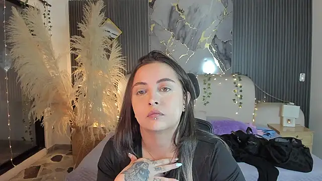 Snapshot of SarahCastro1_ chatting on February 23, 3:48 am SarahCastro1 online show from February 23, 3:48 am