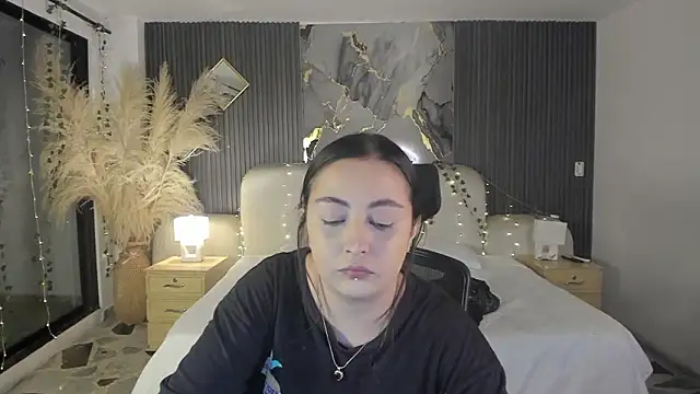 Snapshot of SarahCastro1_ chatting on March 2, 3:52 am SarahCastro1 online show from March 2, 3:52 am