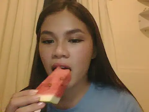 Snapshot of Zachariah_05 chatting on June 15, 10:39 am Zachariah 05 online show from June 15, 10:39 am