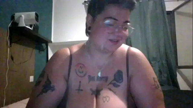 Snapshot of PirateXL chatting on April 23, 11:29 pm PirateXL online show from April 23, 11:29 pm