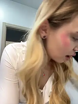 LunaMillie online show from September 19, 4:58 am