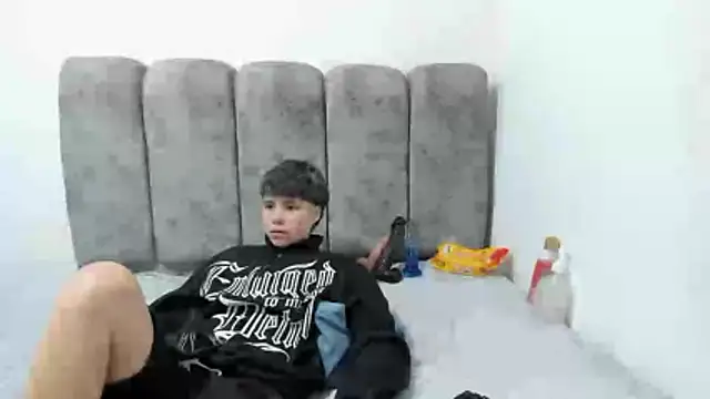 Bruno Cruzz online show from April 18, 2:26 am