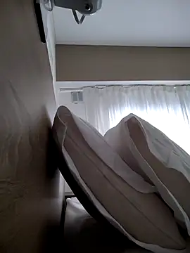 Snapshot of lauflor chatting on February 21, 1:01 pm lauflor online show from February 21, 1:01 pm