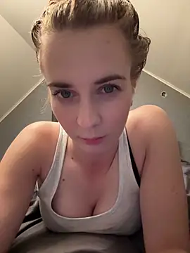 ellieen online show from October 15, 9:15 pm