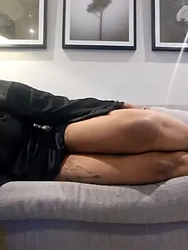 Snapshot of trickyOne chatting on December 17, 6:47 pm trickyOne online show from December 17, 6:47 pm