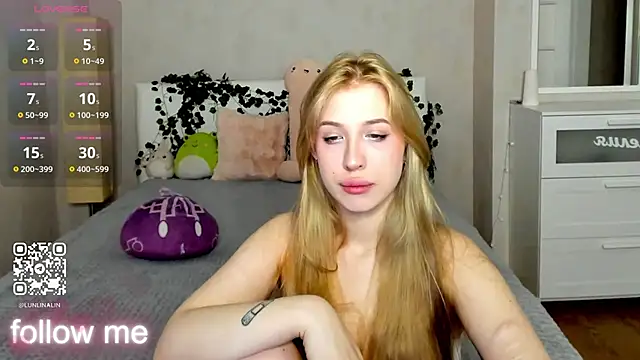 Snapshot of LightStar_18 chatting on October 26, 10:43 am LightStar 18 online show from October 26, 10:43 am