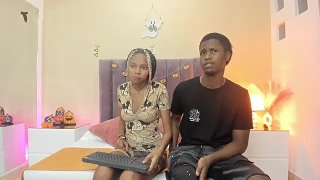 Snapshot of Kiaraa_y_Her_Crazy chatting on October 17, 3:53 am Kiaraa y Her Crazy online show from October 17, 3:53 am