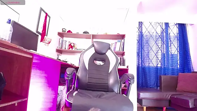 Snapshot of GretaVoss_ chatting on November 7, 7:14 pm GretaVoss online show from November 7, 7:14 pm